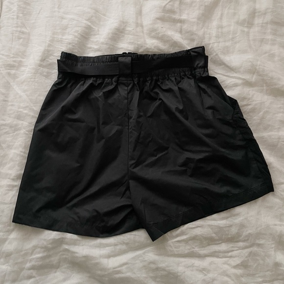Nike / RARE Sportswear Swoosh Woven Active Shorts with Belt in Black / Size L - Picture 4 of 7